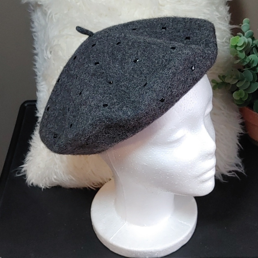 NWT 100% Wool Unisex Gray Beret with Black Studs